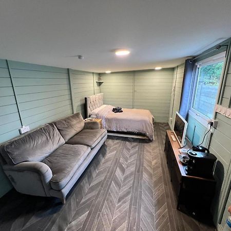 Cozy Cabin Independent Ensuite Guildford Dış mekan fotoğraf