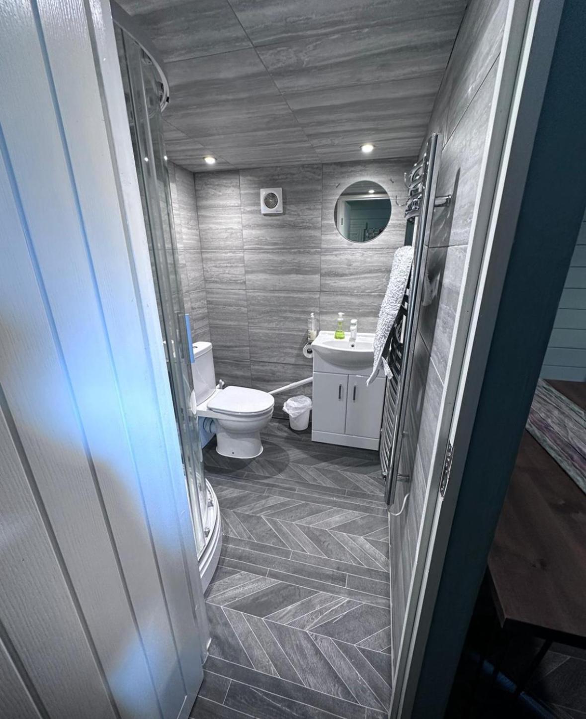 Cozy Cabin Independent Ensuite Guildford Dış mekan fotoğraf