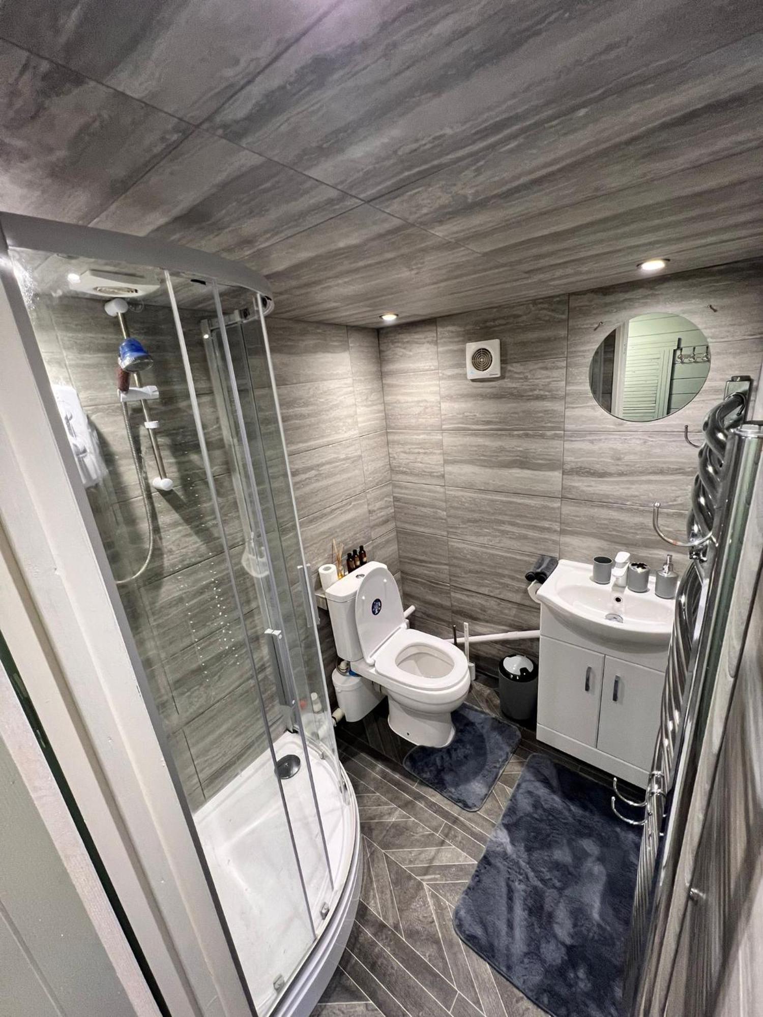 Cozy Cabin Independent Ensuite Guildford Dış mekan fotoğraf